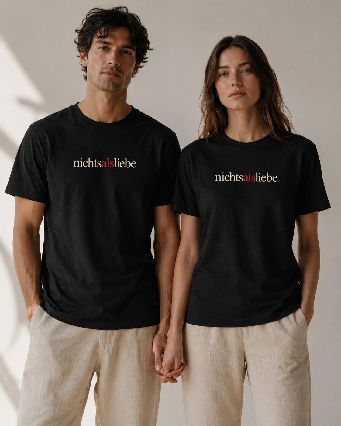Zwei Menschen, Hand in Hand, tragen das nichtsalsliebe Shirt